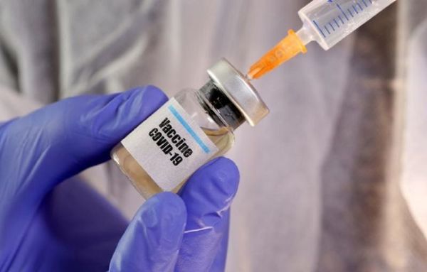 La vacuna de Oxford es segura en adultos mayores y genera respuesta inmune