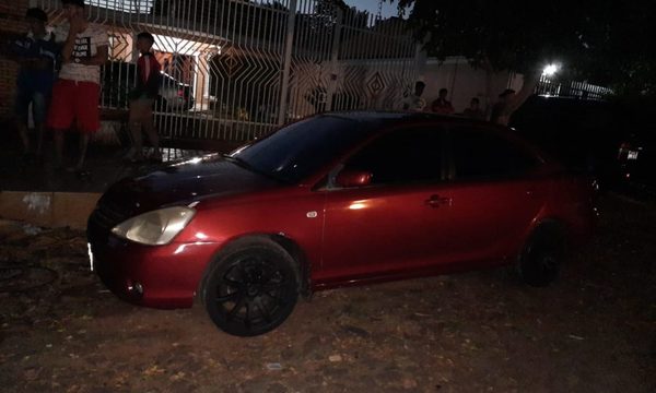 Desconocidos atacan a tiros automóvil de joven