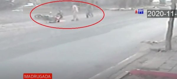Motociclista muere tras embestir contra un peatón | Noticias Paraguay