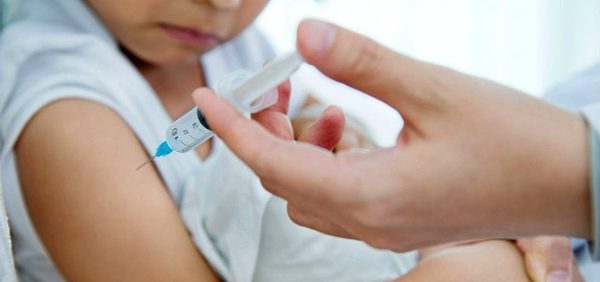 Salud insta a los padres a vacunar a sus hijos ante brotes de enfermedades prevenibles