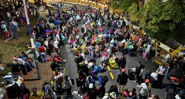 Venezolanos varados en Colombia intentan cruzar la frontera