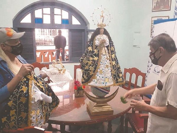 Obispo bendijo la Virgencita de una actriz y vedette trans