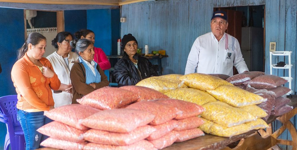 Productores reciben semillas de autoconsumo en Mariscal López - Noticiero Paraguay
