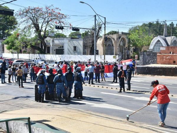 Trabajadores de Clínicas se dirigen al centro de Asunción