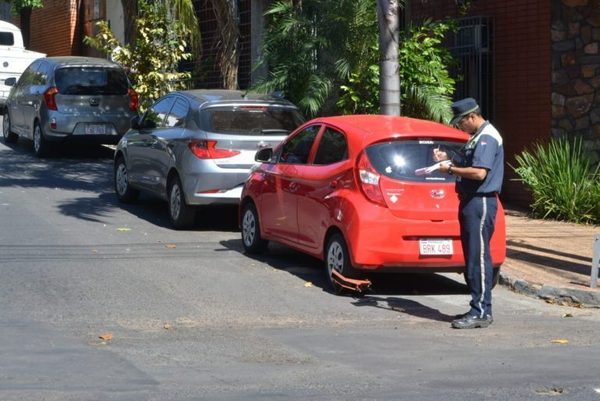 La PMT de Asunción realiza controles en lugares de estacionamiento no permitidos