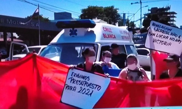 Funcionarios de Clínicas marchan ante falta de respuesta de autoridades