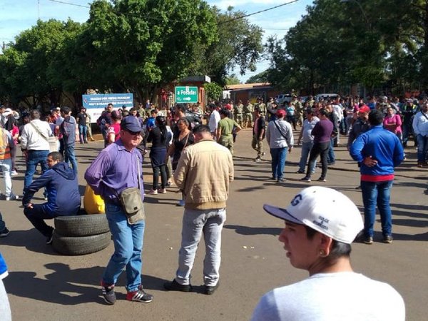 Desesperados, comerciantes encarnacenos vuelven a manifestarse - ADN Paraguayo