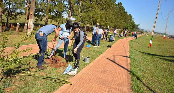 Caazapá: Becarios de la Juventud arborizan Ciclovía de San Juan Nepomuceno - Noticiero Paraguay