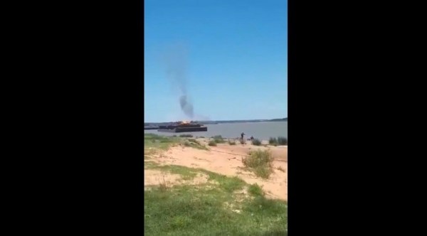 Explosión de barcaza en río Paraguay, a la altura de San Antonio - ADN Paraguayo