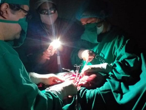 Cesárea a luz de linterna en el Hospital de Caaguazú