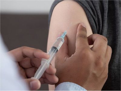 Casi 1 millón de personas reciben la vacuna en China, dice farmacéutica