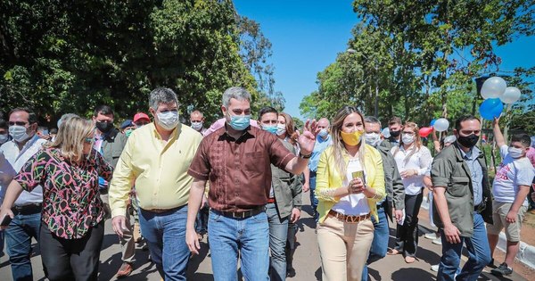 La Nación / Abdo inaugura asfalto que pasa por estancia de Lilian Samaniego