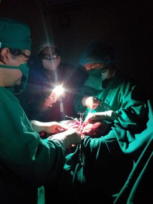 Cirugía a luz de linterna en Hospital de Caaguazú