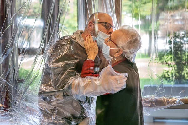 Con una habitación de los abrazos, abuelitos se reencuentran con sus seres amados sin temor al contagio - Megacadena — Últimas Noticias de Paraguay