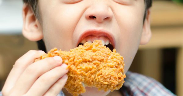 Niñera les dio nuggets de pollo a dos niños vegetarianos y ahora la madre pide una compensación económica - C9N