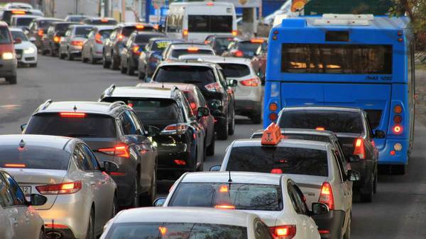 Reino Unido prohibirá la venta de nuevos autos diésel y a gasolina en 2030