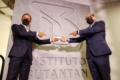 Brasil recibe el primer lote de 120 mil dosis de la vacuna china Coronavac contra el COVID-19 » Ñanduti