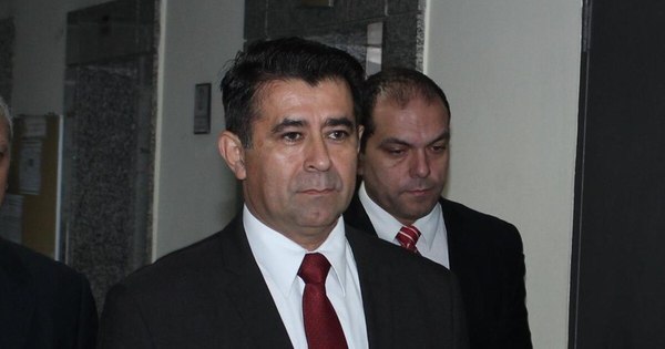 La Nación / Confirman prisión de excomandante de la Policía Nacional y su esposa