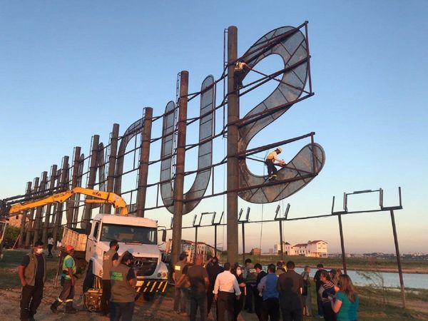 Municipalidad retira cartelería por "polución visual" a la Costanera