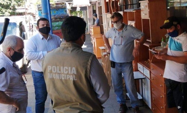 HOY / Despejan veredas ocupadas por negocios en zona del Mercado 4 y notifican a propietarios