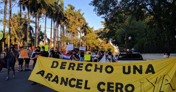 La Nación / Estudiantes se manifestaron frente a Mburuvicha Róga pidiendo la reglamentación del arancel cero
