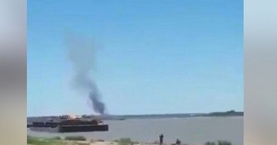 La Nación / Explota y se incendia barcaza en río Paraguay