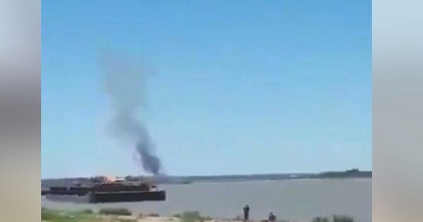La Nación / Explota y se incendia barcaza en río Paraguay