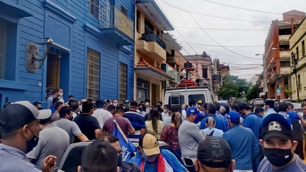 Se agudiza enfrentamiento en el PLRA con manifestaciones y denuncias de fraude