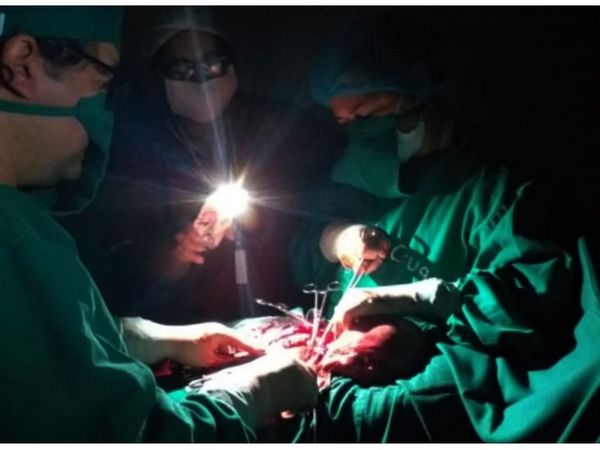 Cirugía con luz de un celular en el Hospital Distrital de Caaguazú