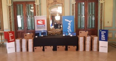 La Nación / Entregaron 800 notebooks a UNA