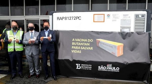 Brasil recibe primer lote de vacunas en plena aceleración del COVID-19