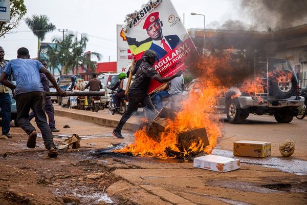 Aumentan a 28 los muertos en Uganda tras el arresto del opositor Bobie Wine - Mundo - ABC Color