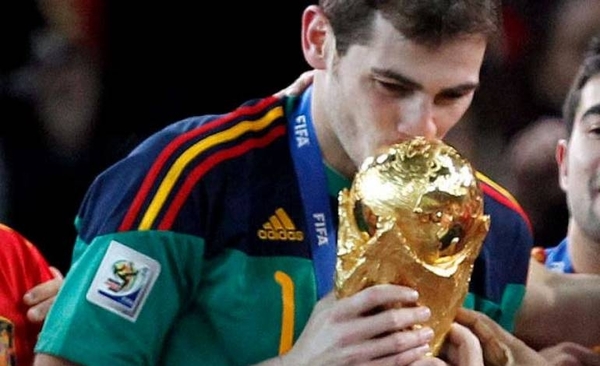 HOY / Casillas: "Seguiré ligado al fútbol, pero no como entrenador"