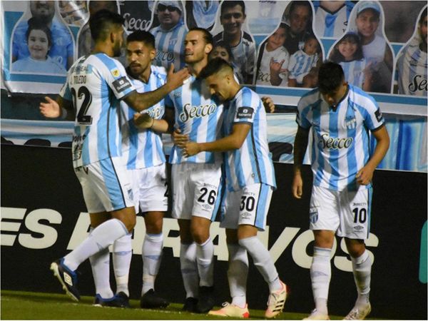 Atlético Tucumán vence a Racing y profundiza su crisis