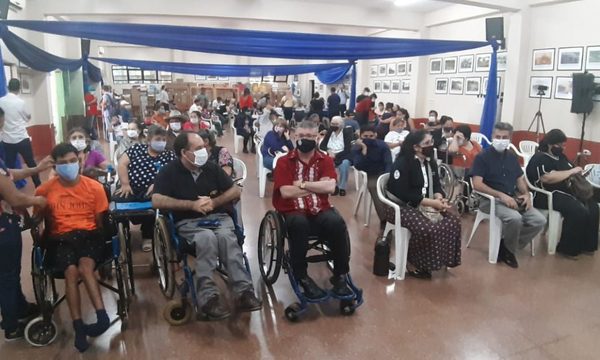 Entregan sillas de ruedas y certificados a personas con discapacidad