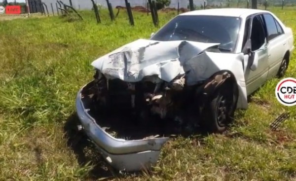 Pilló infidelidad de su pareja, arrolló a policía y derribó columna