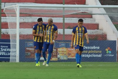 El entrenador de Luqueño opinó sobre la postura de los jugadores