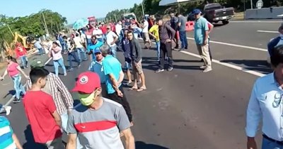 La Nación / Bloquean Ruta PY-02 para impedir cierre de camino vecinal