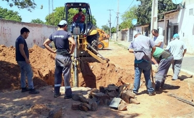 HOY / Reparan red de desagüe cloacal en un barrio de Asunción