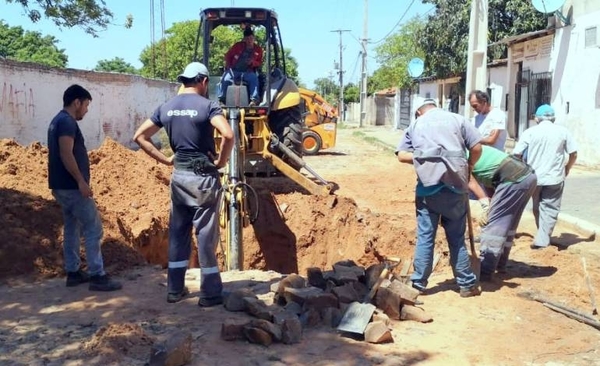 HOY / Reparan red de desagüe cloacal en un barrio de Asunción