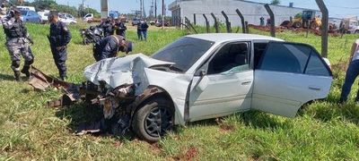 Atropelló a un policía, huyó y terminó chocando contra una columna - ABC en el Este - ABC Color