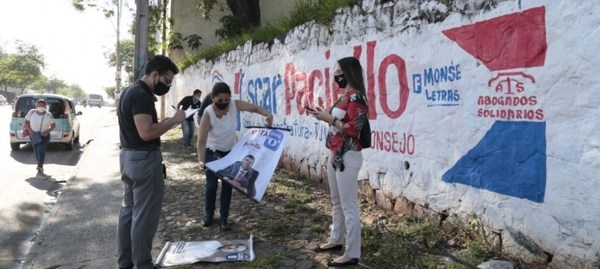 Personal del TSJE retiró propaganda extemporánea de abogados para elecciones de mañana - ADN Paraguayo