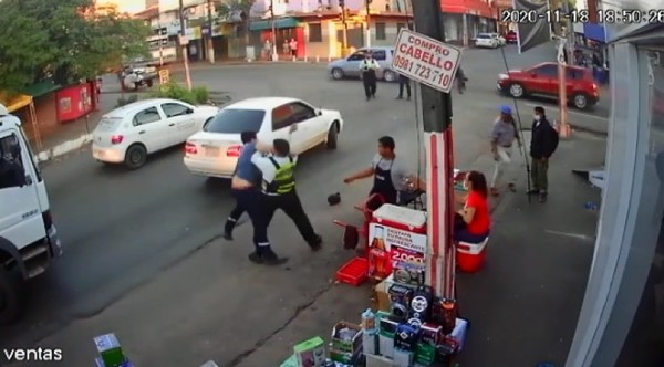 Conductor agredió a un agente de tránsito y a un policía en San Lorenzo
