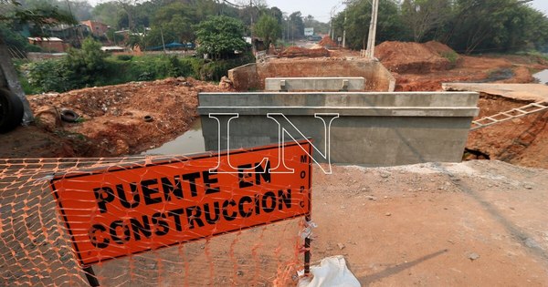 La Nación / Interminable construcción de puente en San Antonio: “El puente alternativo está por caerse”