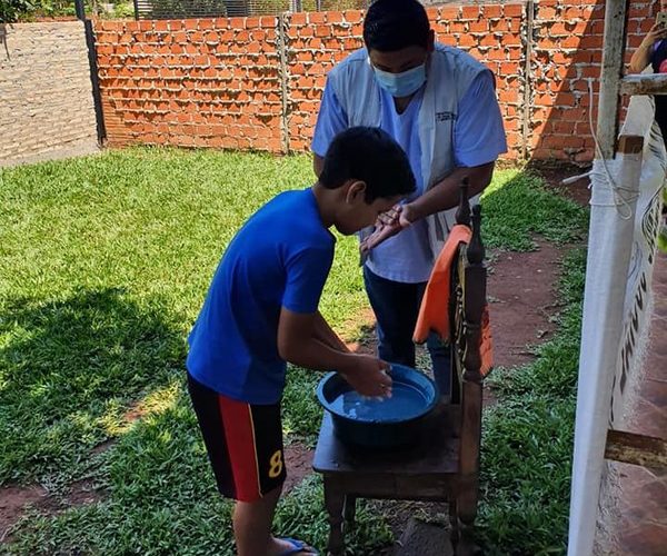 Enseñan a niños sobre lavado correcto de las manos
