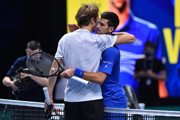 Djokovic doma a Zverev y no faltará en las semifinales del Masters