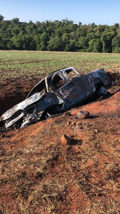 Una camioneta fue calcinada y abandonada sobre una ruta de Itapúa  - Nacionales - ABC Color