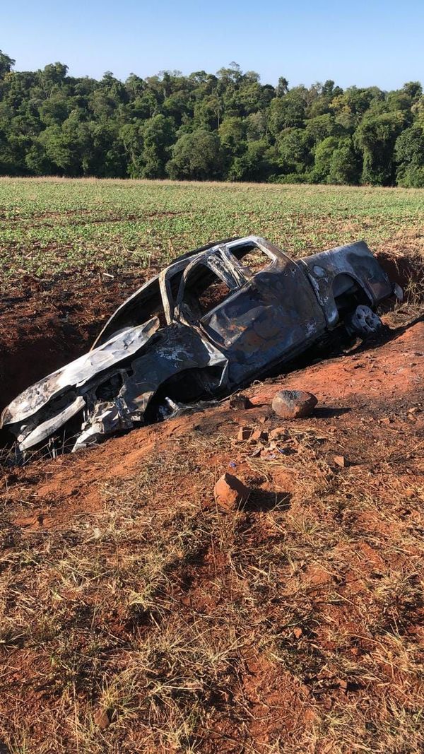 Una camioneta fue calcinada y abandonada sobre una ruta de Itapúa  - Nacionales - ABC Color