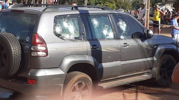 HOY / Sicarios atacan a tiros una camioneta blindada y matan a un hombre