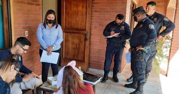 La Nación / Detienen a funcionario fiscal por presunta falsificación de documentos